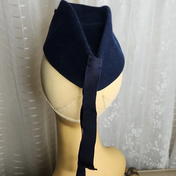 Vintage Midcentury 40s 50s navy blue felt tilt hat - Picture 2 of 8